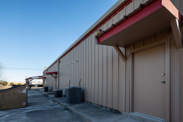 Retail Free Standing: 2104 N Bedell Ave, Del Rio, TX 78840